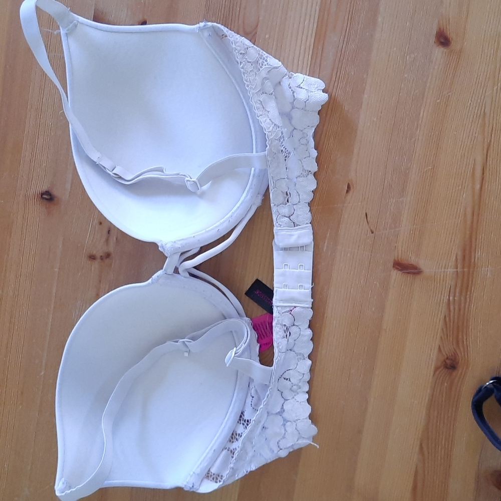 Bras - Picture 2 of 2